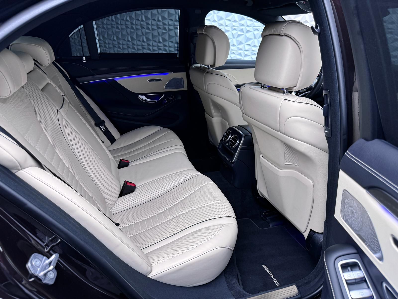 Fahrzeugabbildung Mercedes-Benz d AMG*4MATIC*LUFT*BURMESTER*STANDHEIZ*MASSAGE