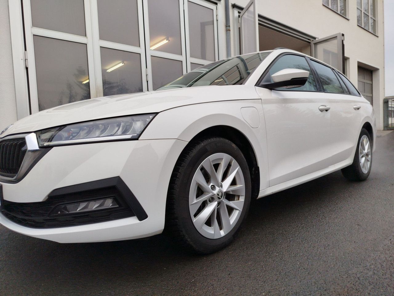 Fahrzeugabbildung SKODA Octavia Combi Ambition TS150/1.4A6F Hybrid