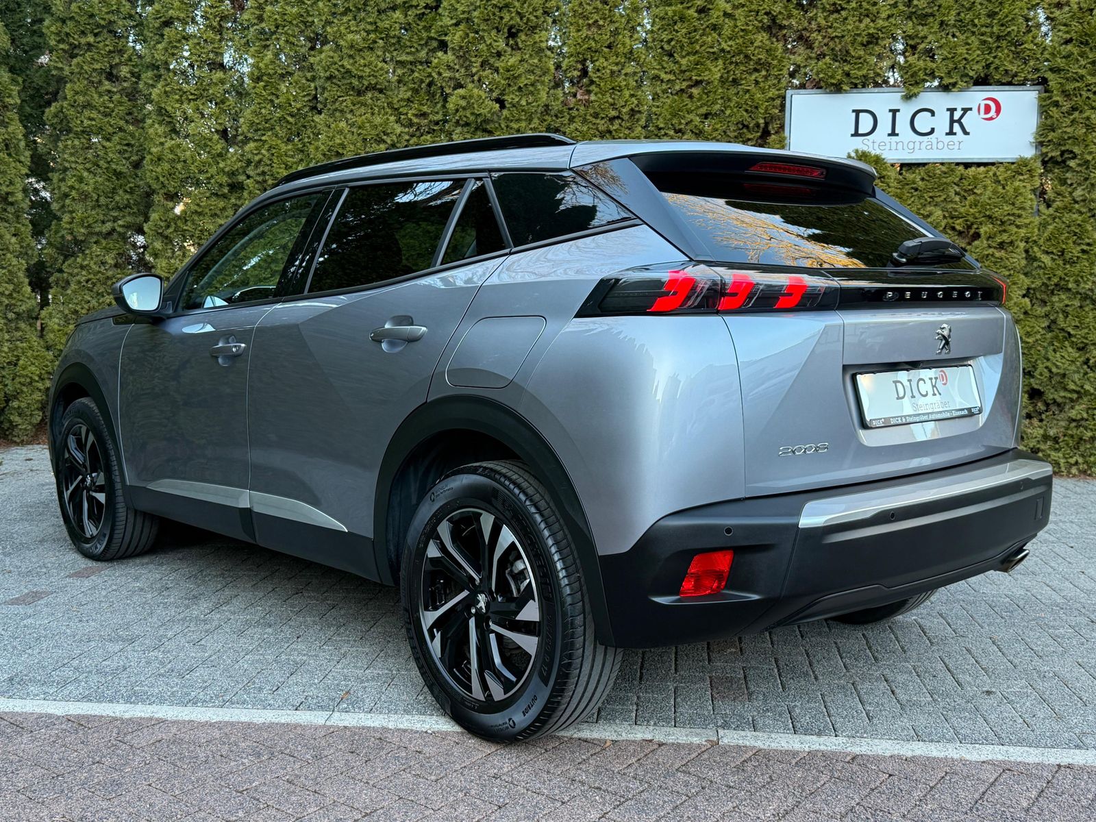 Fahrzeugabbildung Peugeot 2008 1.5 BlueHDI Allure Pack LED+NAV+SHZ+KAM+DAB