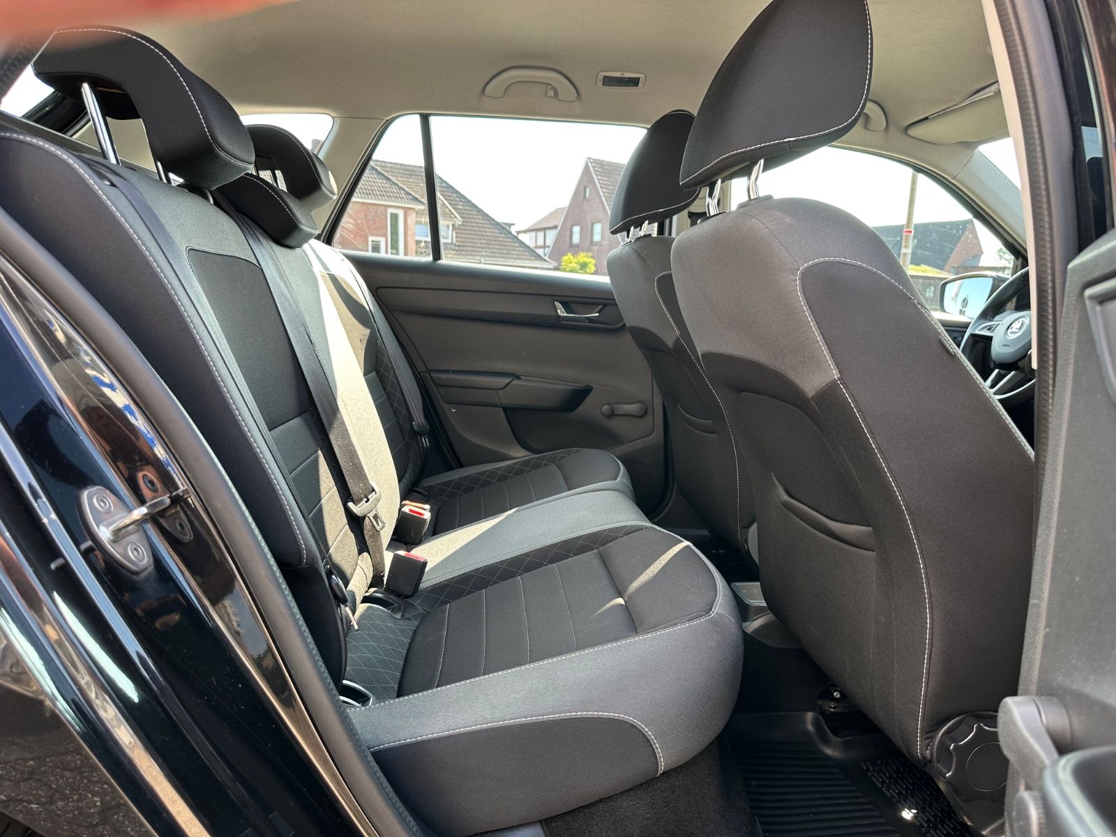 Fahrzeugabbildung SKODA Fabia Combi 1.0 TSI Ambition SHZG/BT/GJR/CarPlay