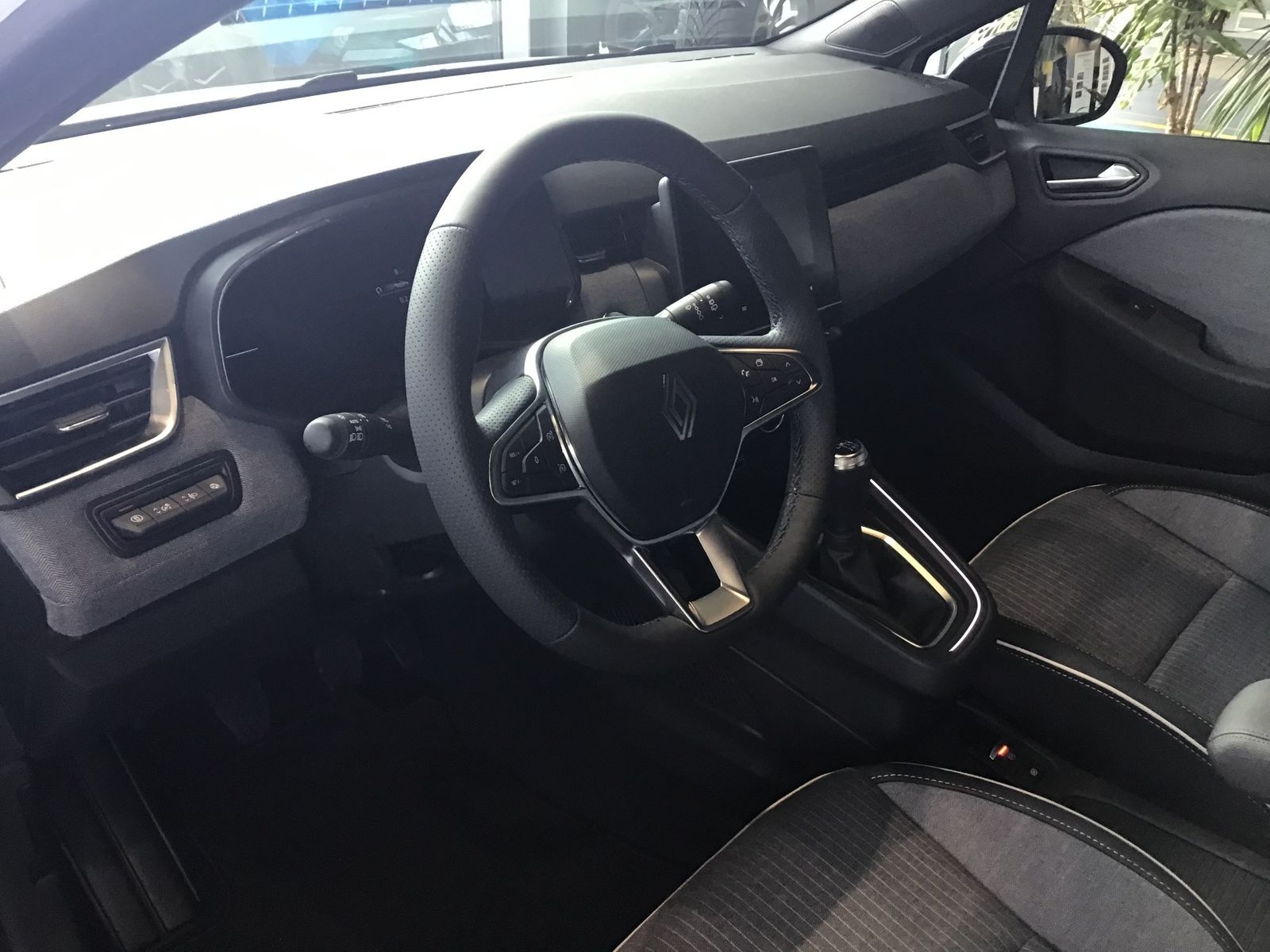 Fahrzeugabbildung Renault Clio TCe 90 TECHNO/NAVI/360°KAMERA/SHZ/EPH/GJR/