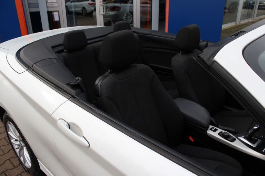 Fahrzeugabbildung BMW 220i Cabrio Aut. Advantage