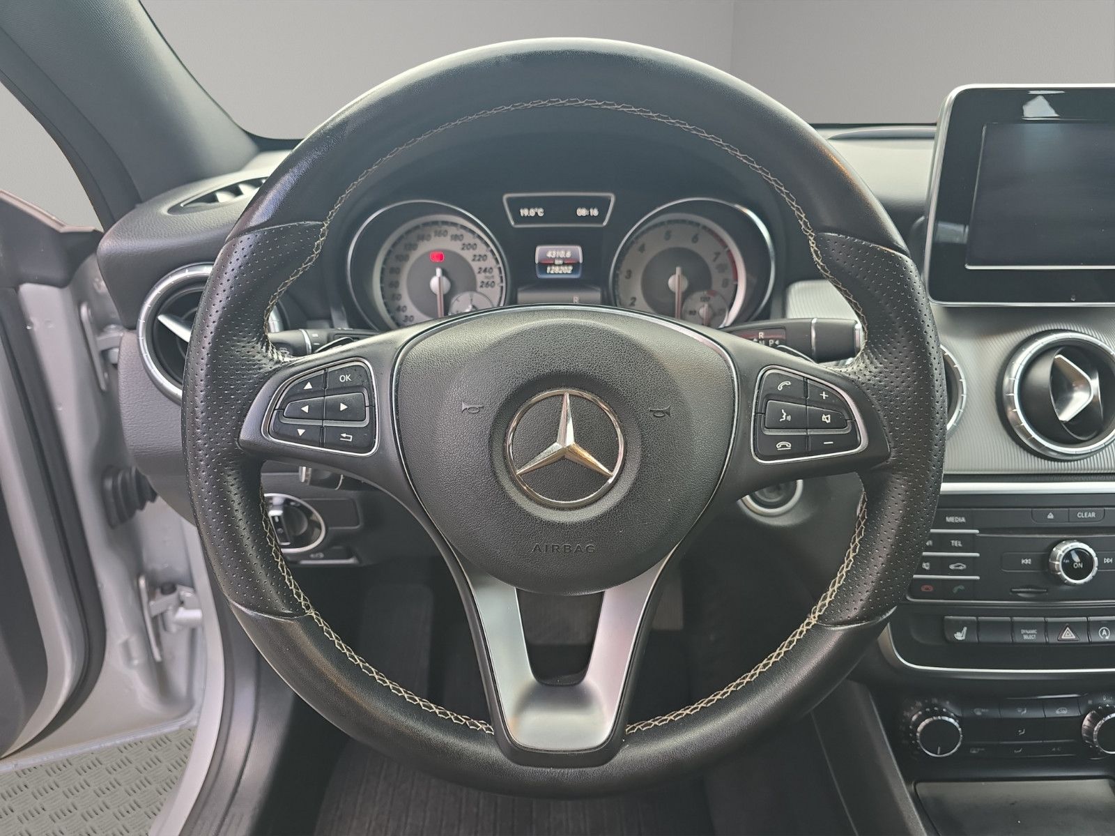 Fahrzeugabbildung Mercedes-Benz 180 CLA Shooting Brake /AUT/NAVI/PDC/LED/NIGHT