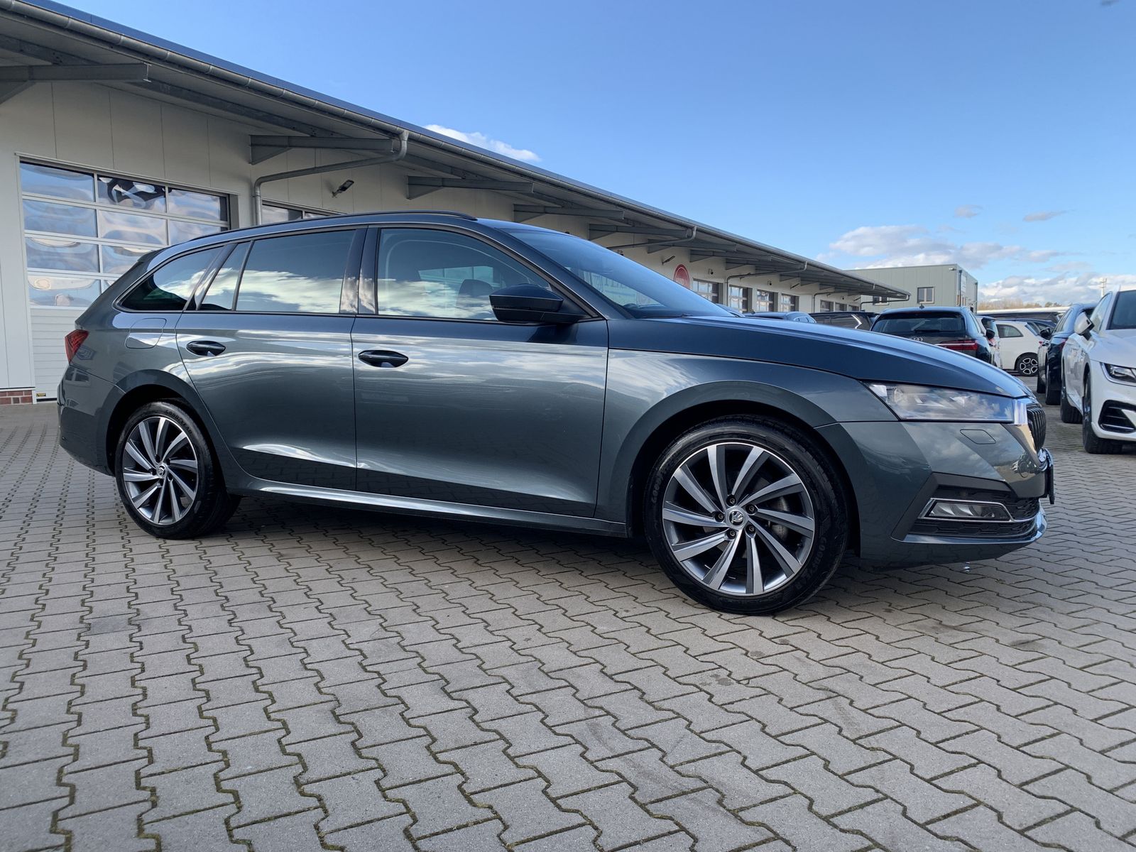Fahrzeugabbildung SKODA Octavia 2.0 TDI*First Edition*Matrix-Beam*Leder*