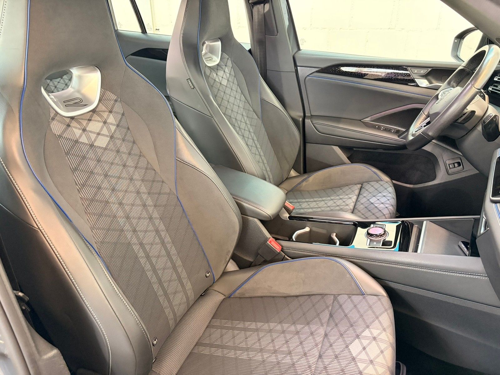 Fahrzeugabbildung Volkswagen Tiguan R-Line 2.0 TDI DSG +Kamera+Navi+ACC + LED