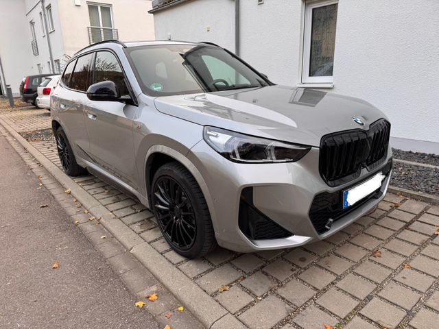 BMW X1 sDrive20i M Sportpaket Spacesilber Mett...