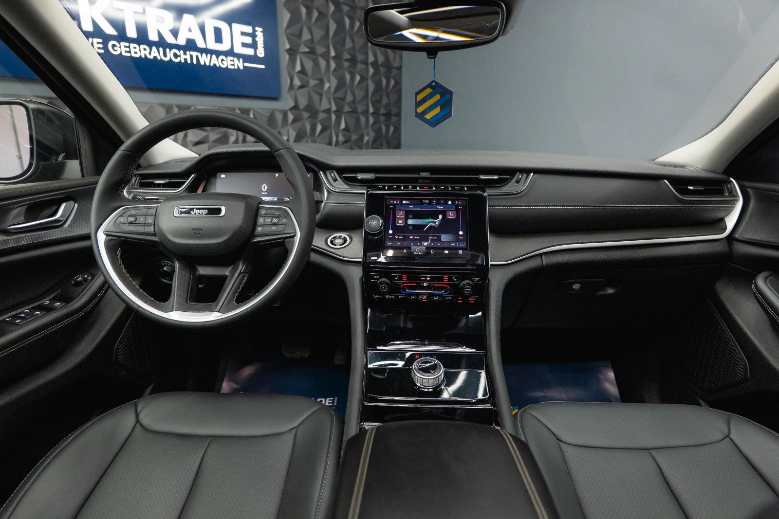 Fahrzeugabbildung Jeep Grand Cherokee 3.6 4x4 LAREDO L ACC Kamera 19%