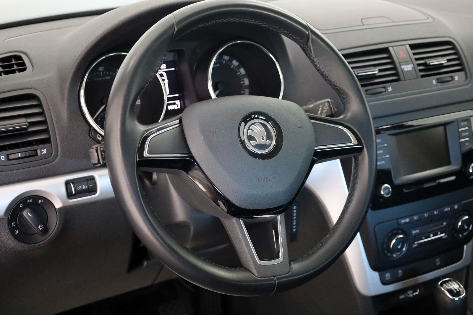 Fahrzeugabbildung SKODA Yeti Ambition SH,PDC,8-fach bereift