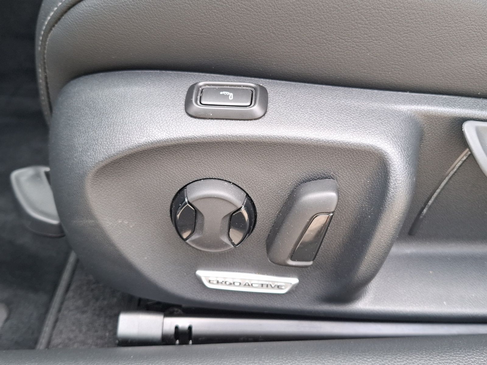 Fahrzeugabbildung Volkswagen Passat eHybid Elegance DSG Matrix AHK Navi HUD A