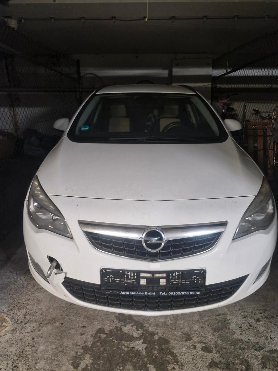 Opel Astra 2013 — rear view