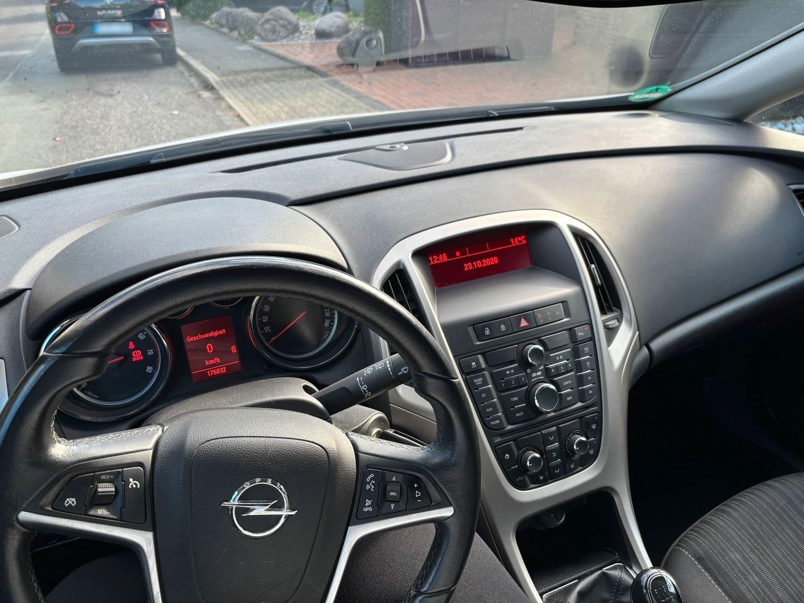 Opel Astra 2011 — photo 10