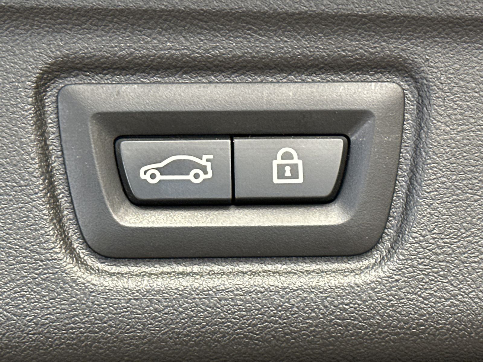 Fahrzeugabbildung BMW 330e Touring M-Sport NAV+LASER+KAM+19ZO+H&K+1HD