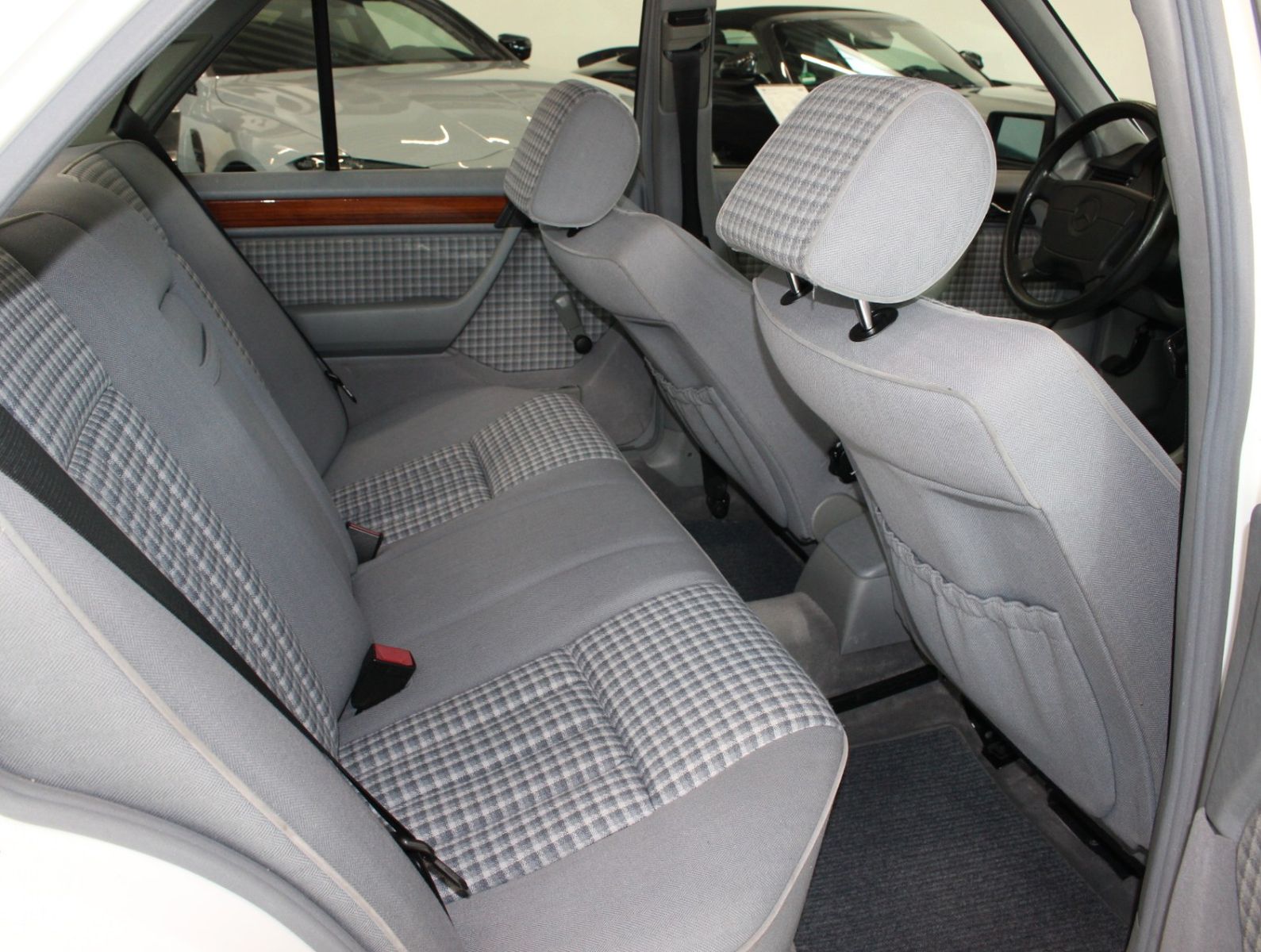 Fahrzeugabbildung Mercedes-Benz E 220 2.Hand+Klima+126Tkm+Top Zustand