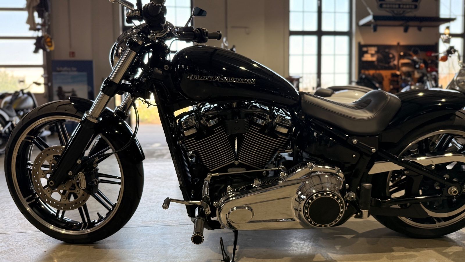 Fahrzeugabbildung Harley-Davidson Breakout Tunderbike Umbau Chrome Head