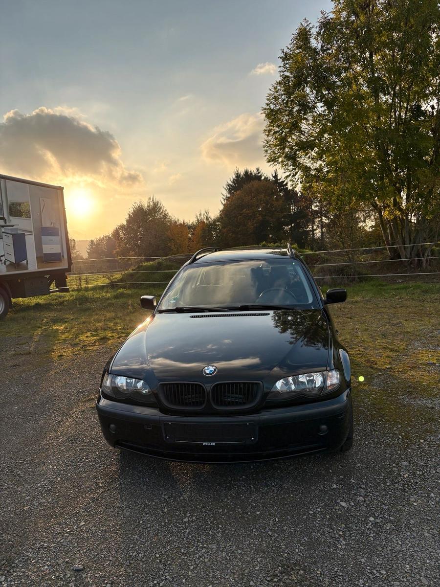 BMW 320 2004 — rear view