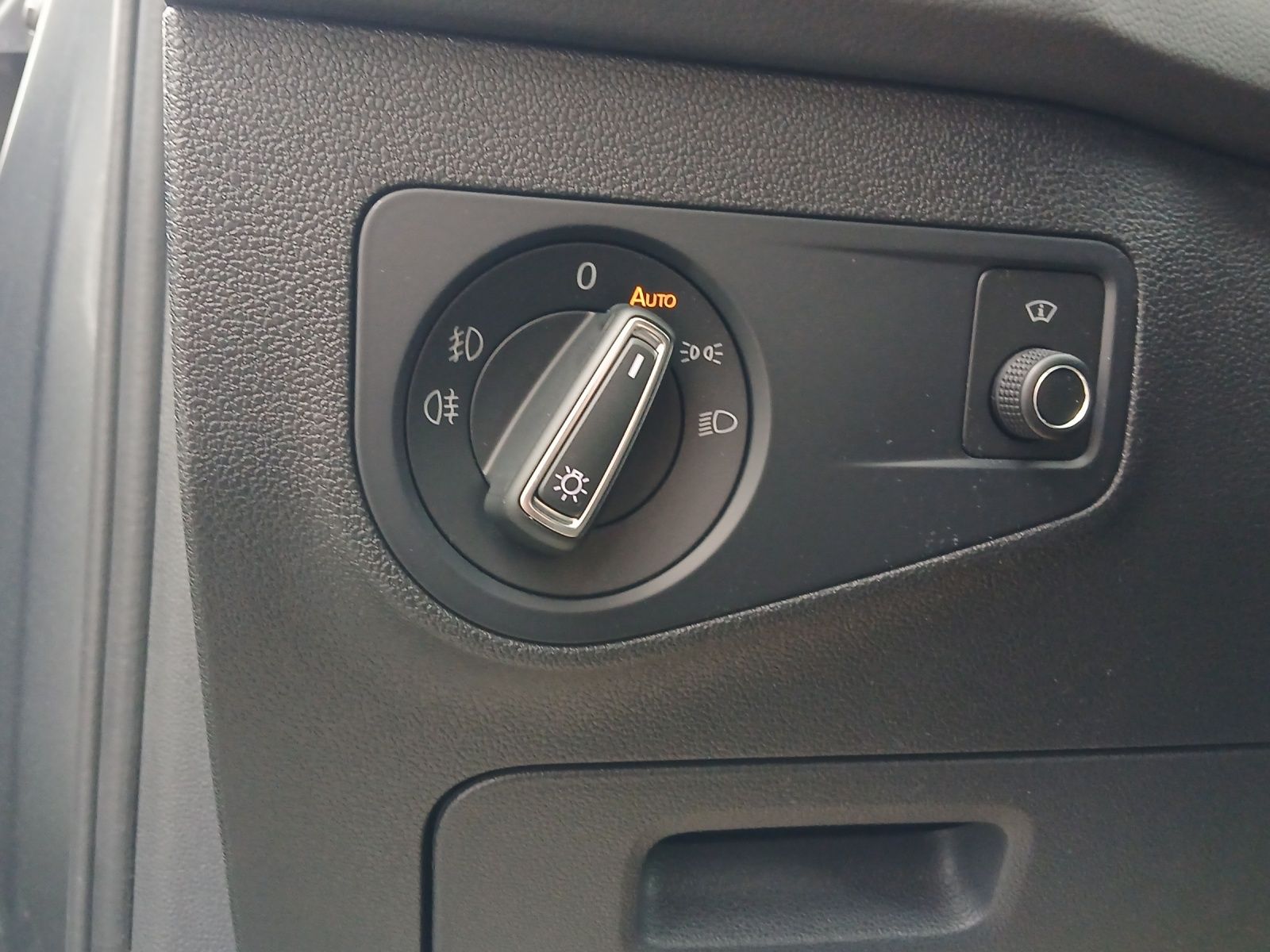 Fahrzeugabbildung Volkswagen Tiguan TDI Highline DSG 4M R-Line LED AHK Navi A