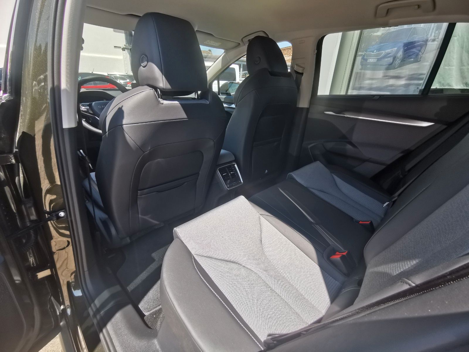 Fahrzeugabbildung SKODA Enyaq 60 Loft Navi 20´´ Clima LED