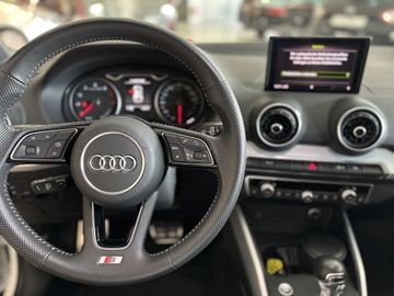 Fotografie des Audi Q2 35 TFSI S tronic sport AHK