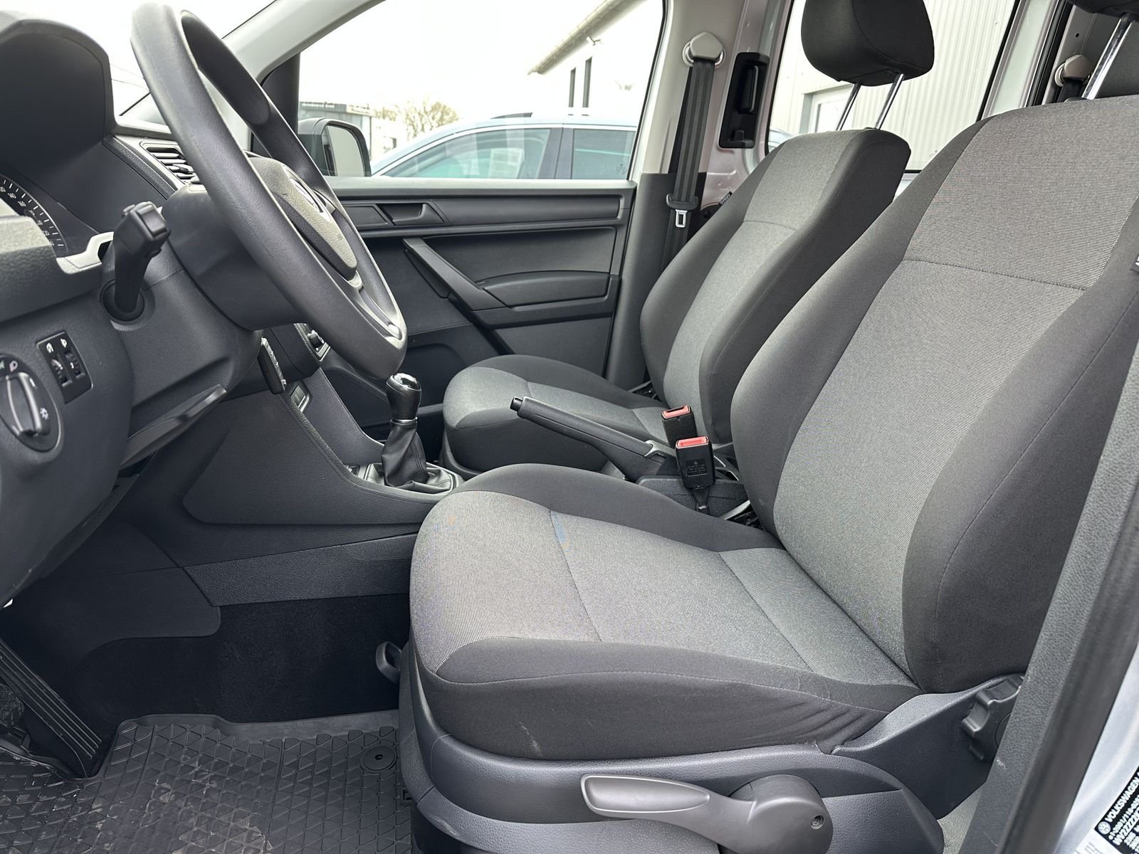 Fahrzeugabbildung Volkswagen Caddy 2.0 TDI Maxi 5-Sitzer NAV+AHK+BT+KLIMA+1HD