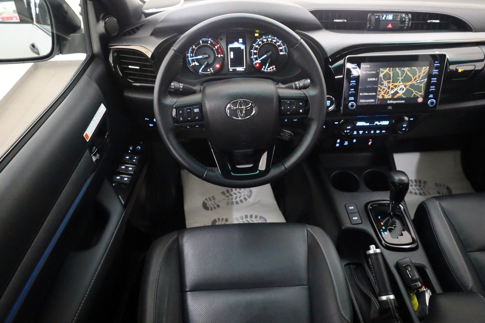Fahrzeugabbildung Toyota Hilux 2.8 D-4D Invincible,DOKA,ACC,Leder,Nav,AHK