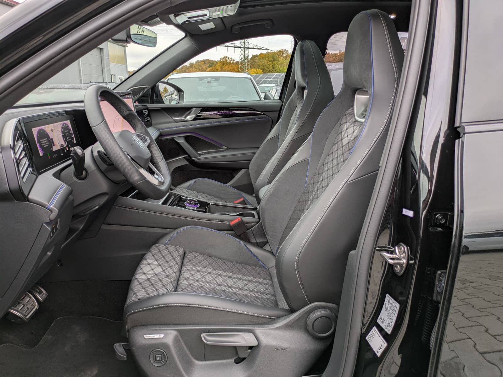 Fahrzeugabbildung Volkswagen Tiguan 2.0 TDI 4M R-Line PANO*H&K*AHK*MATRIX*20"