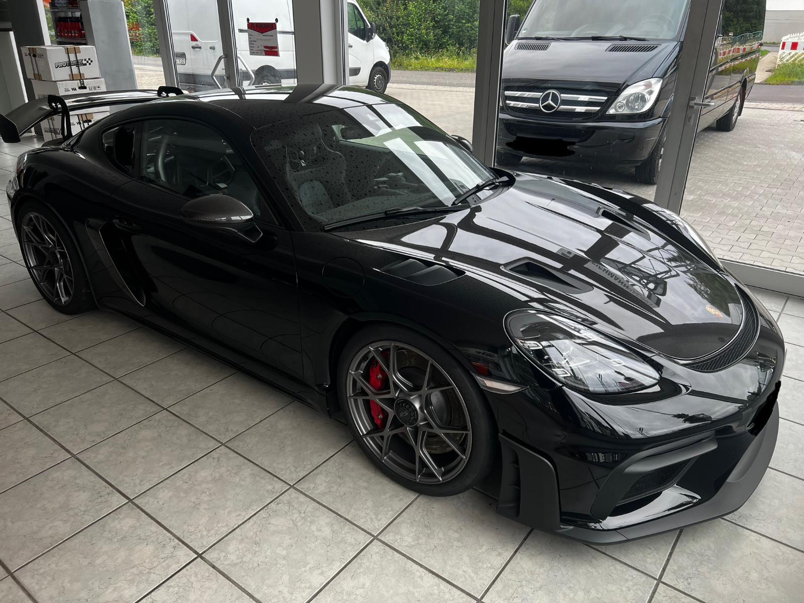 Porsche Cayman GT4 RS