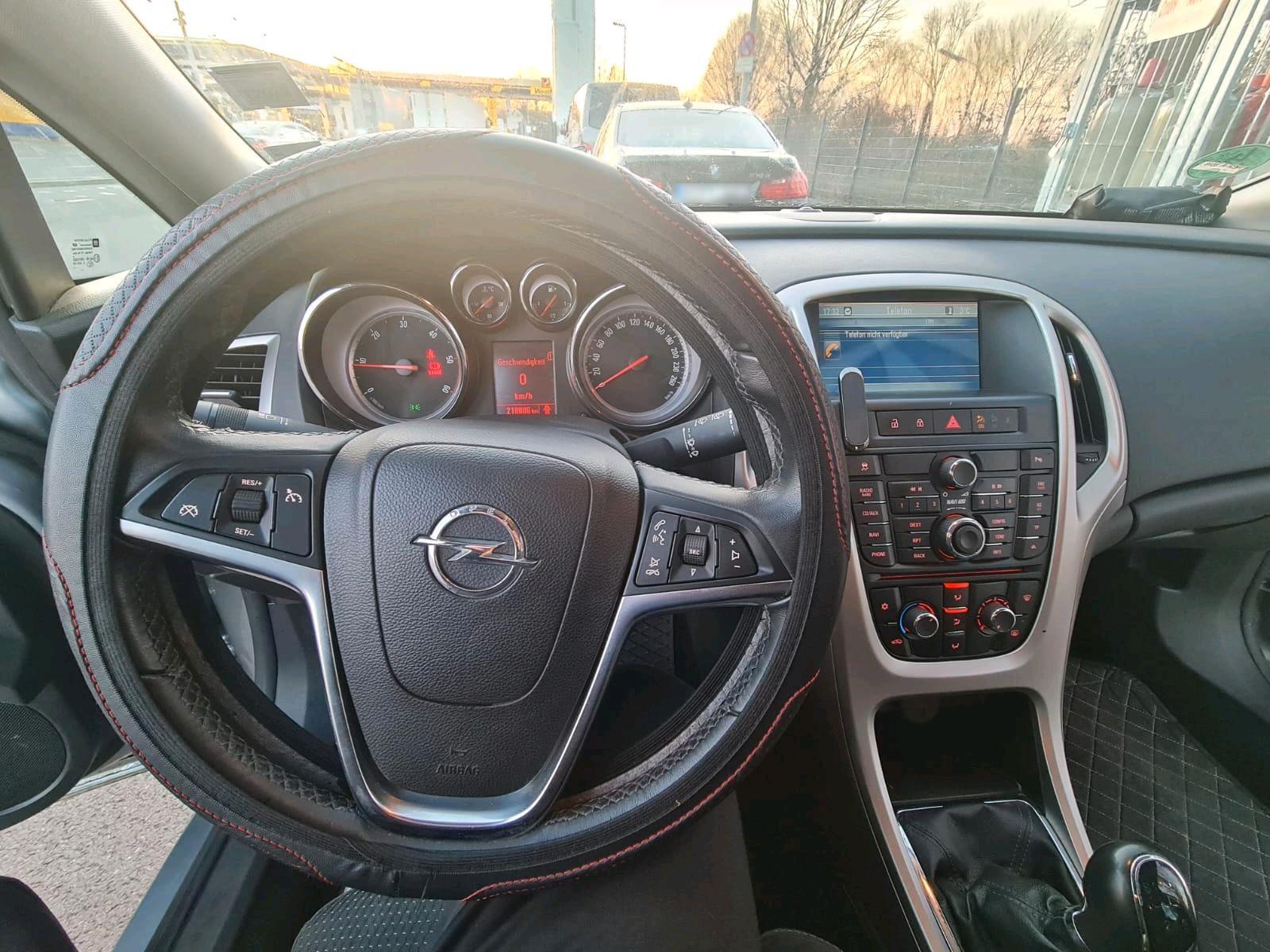 Opel Astra 2011 — вигляд ззаду