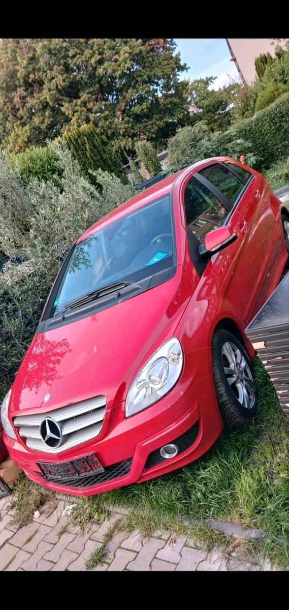 Mercedes-Benz B 180