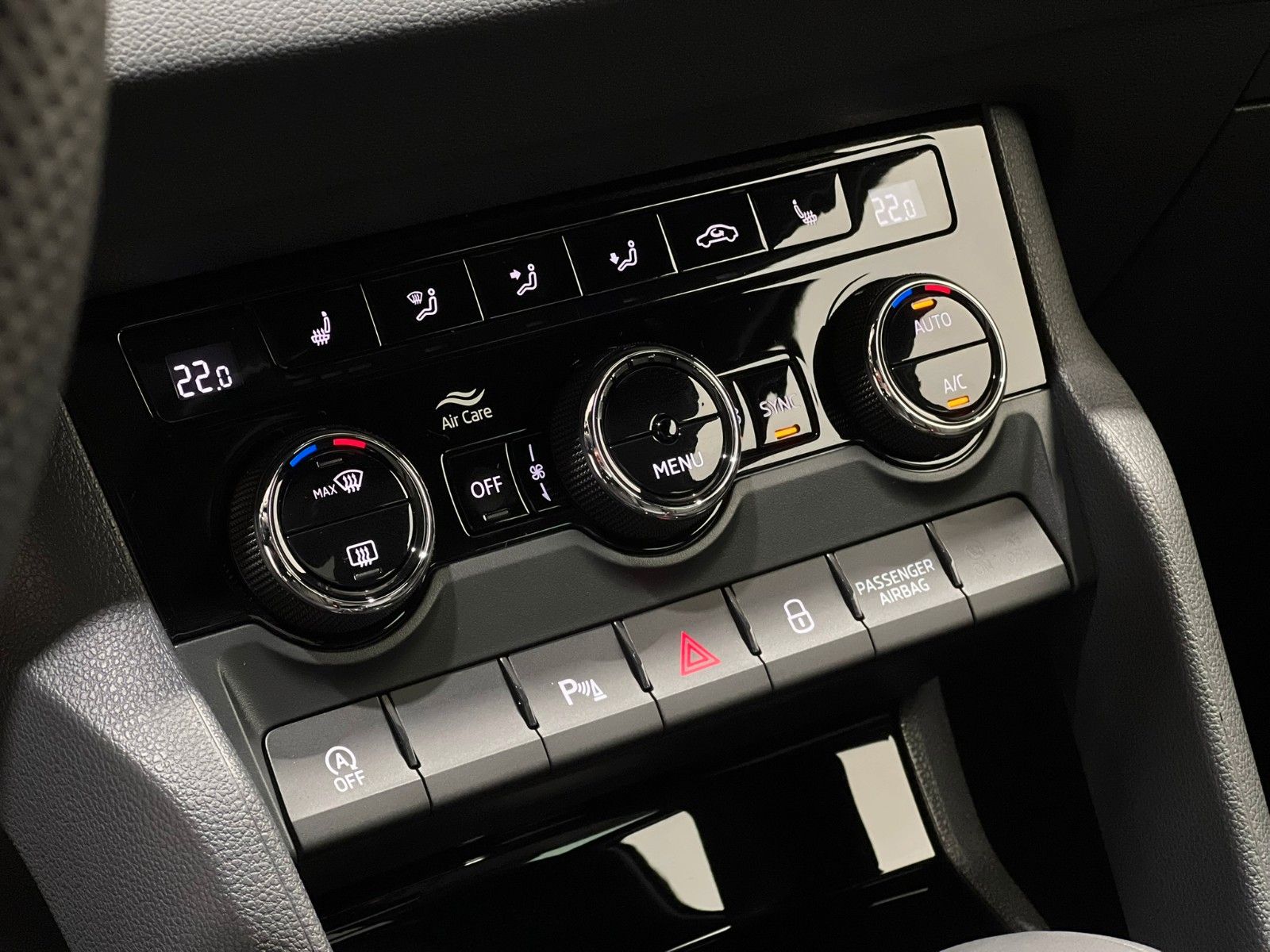 Fahrzeugabbildung SKODA Karoq Sportline 4x4 -Leder - AHK - Pano - Rfk