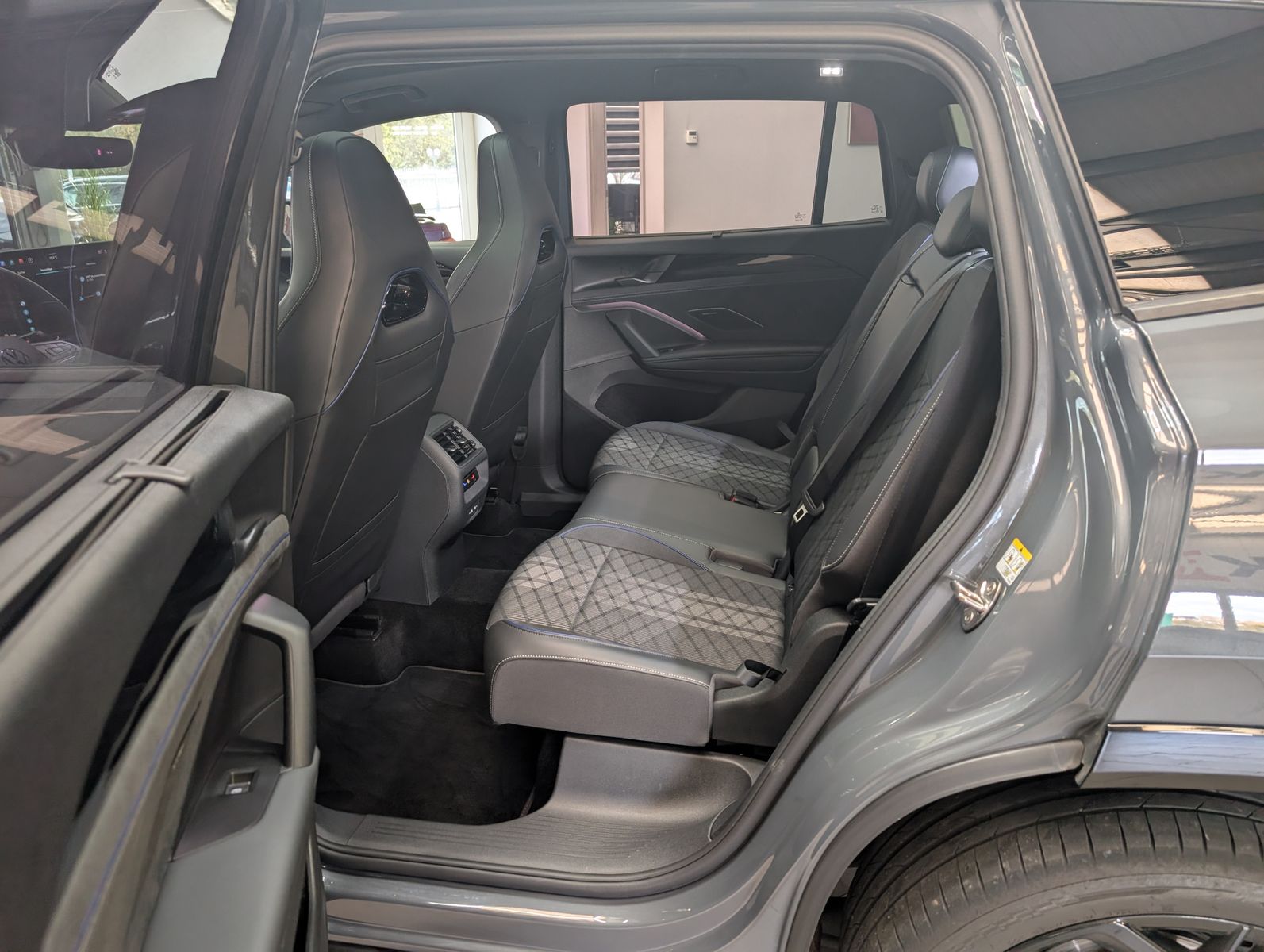 Fahrzeugabbildung Volkswagen Tayron 2.0TDI 4M R-Line Launch Pano Black AHK 20