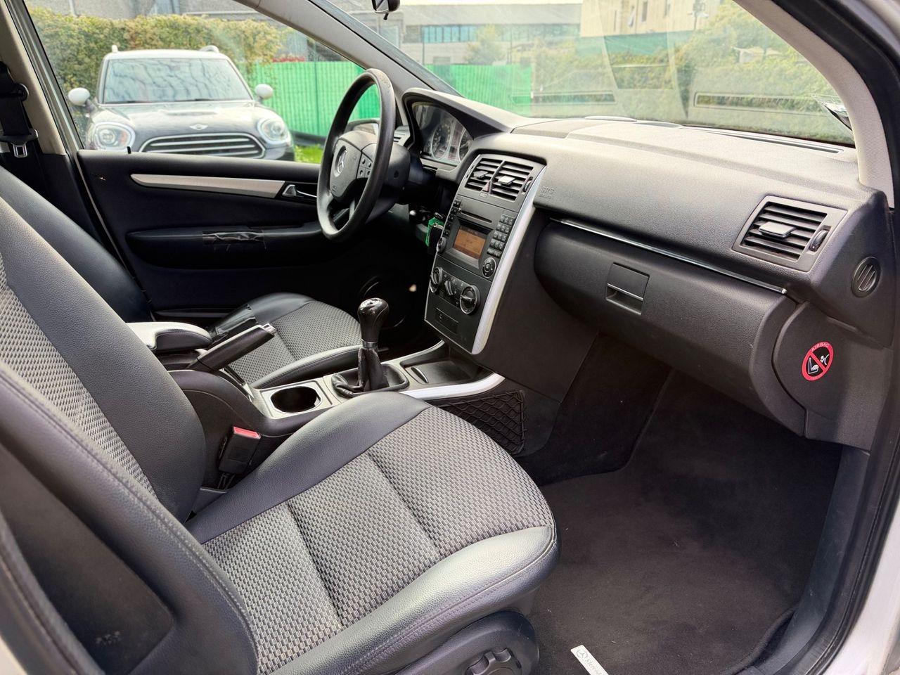 Mercedes-Benz B180 2010 — photo 15