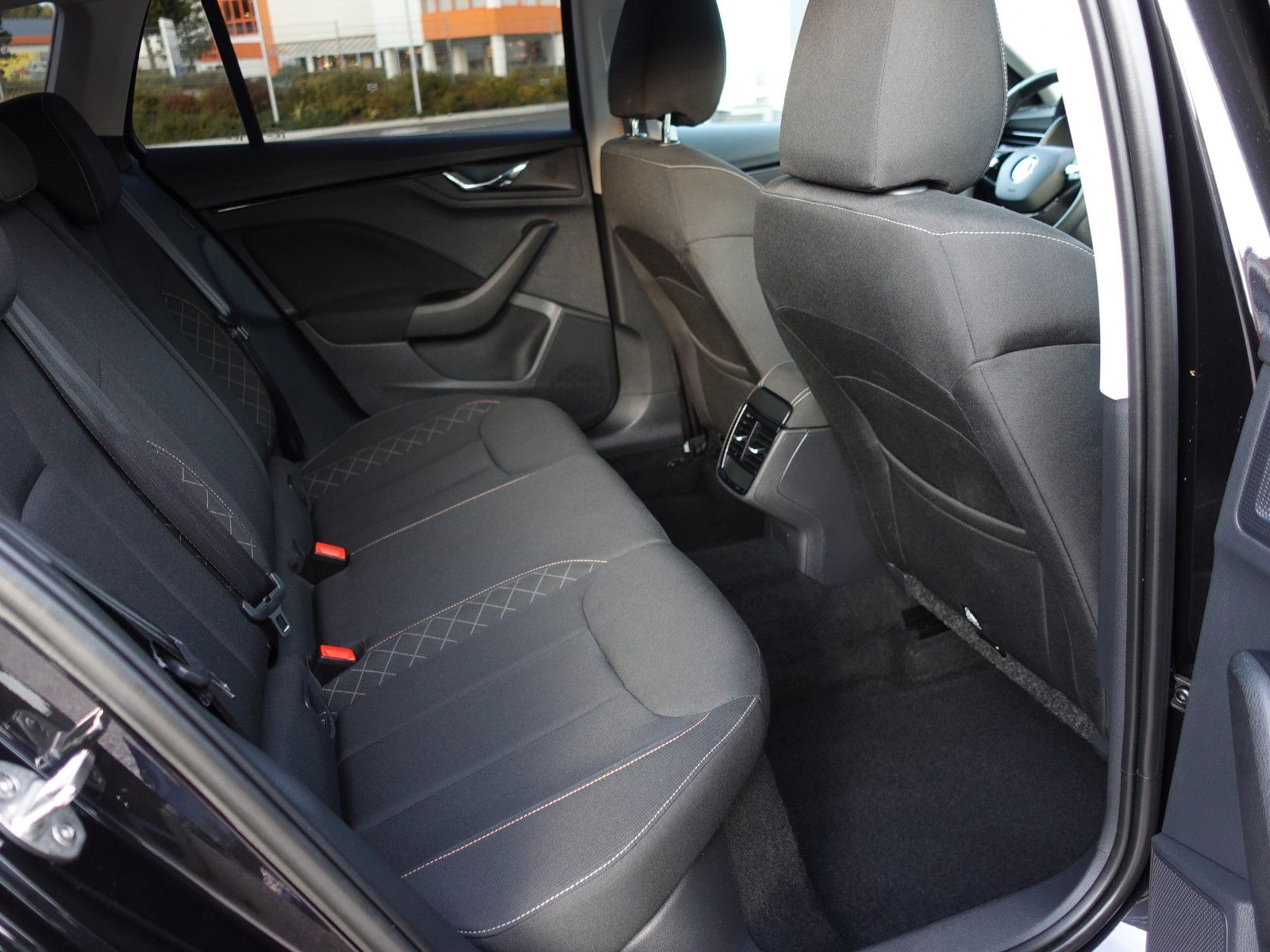 Fahrzeugabbildung SKODA Scala 1.0 TSI 81kW Ambition Business/LED/Navi/..