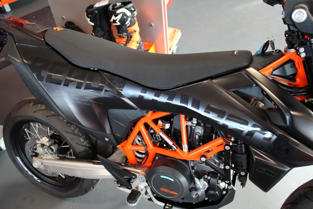 Fahrzeugabbildung KTM 690 SMC-R ABS 2023 Dark Edition