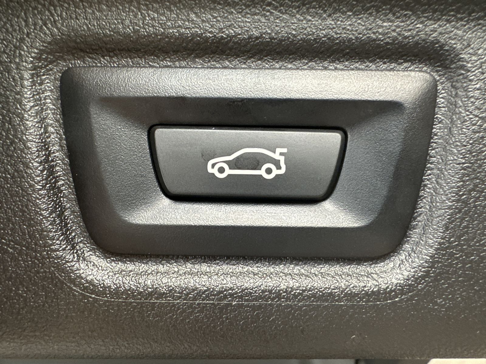 Fahrzeugabbildung BMW 330e Touring xDrive M-Sport NAV+LED+PANO+AHK+SHZ