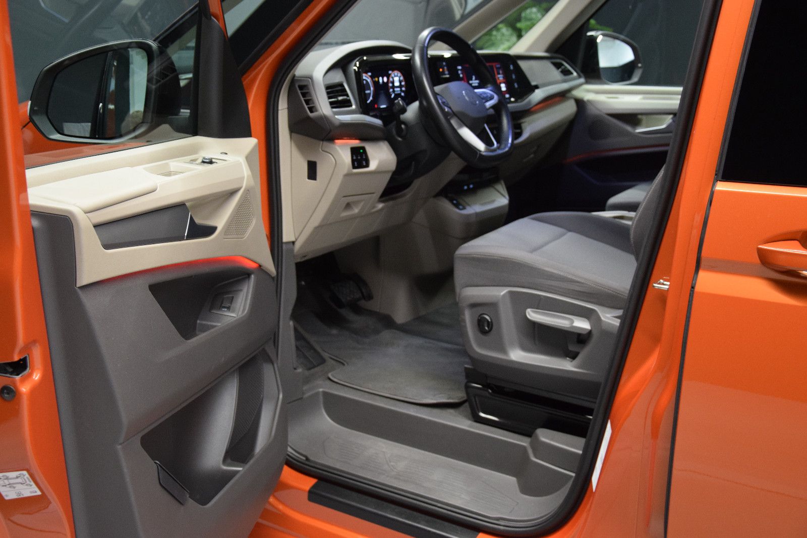 Fahrzeugabbildung Volkswagen T7 Multivan Edition lang Pano ACC vis-a-vis AHK