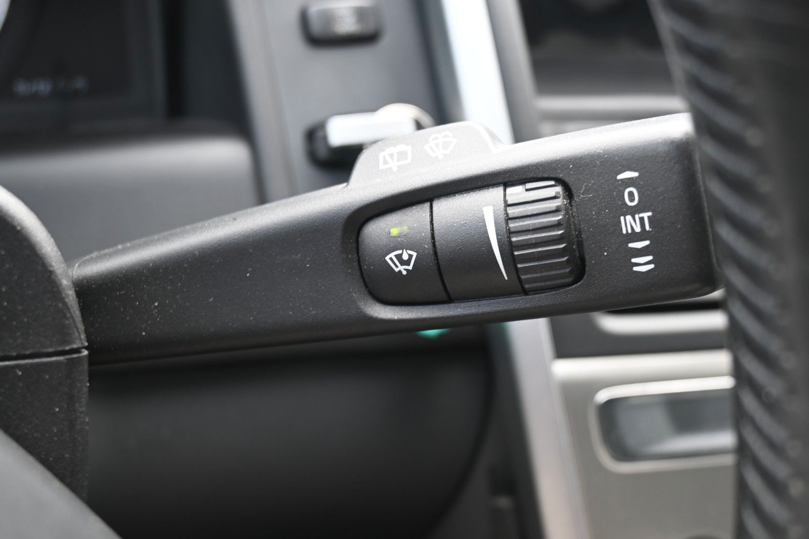 Fahrzeugabbildung Volvo XC60 2.4D Summum Drive*BiXenon*PDC*CD*Servo*USB