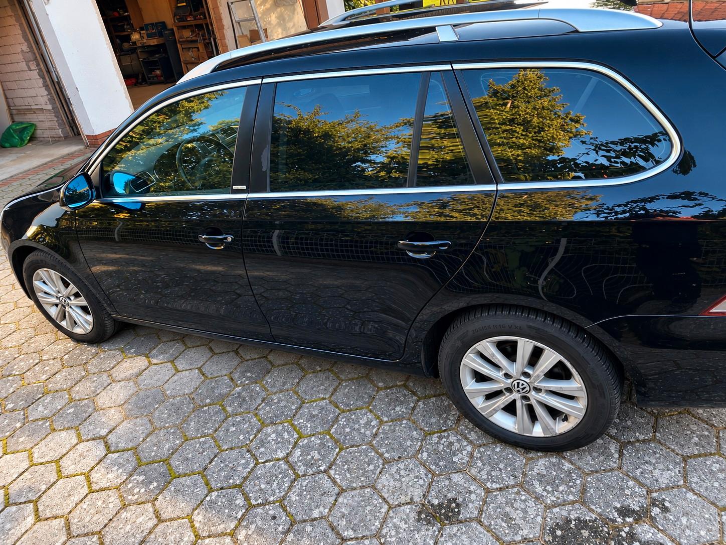 Volkswagen Golf 2011 — rear view