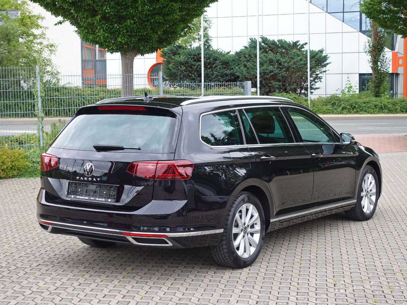 Fahrzeugabbildung Volkswagen Passat Variant 2.0 TDI DSG Elegance IQ-Light AHK