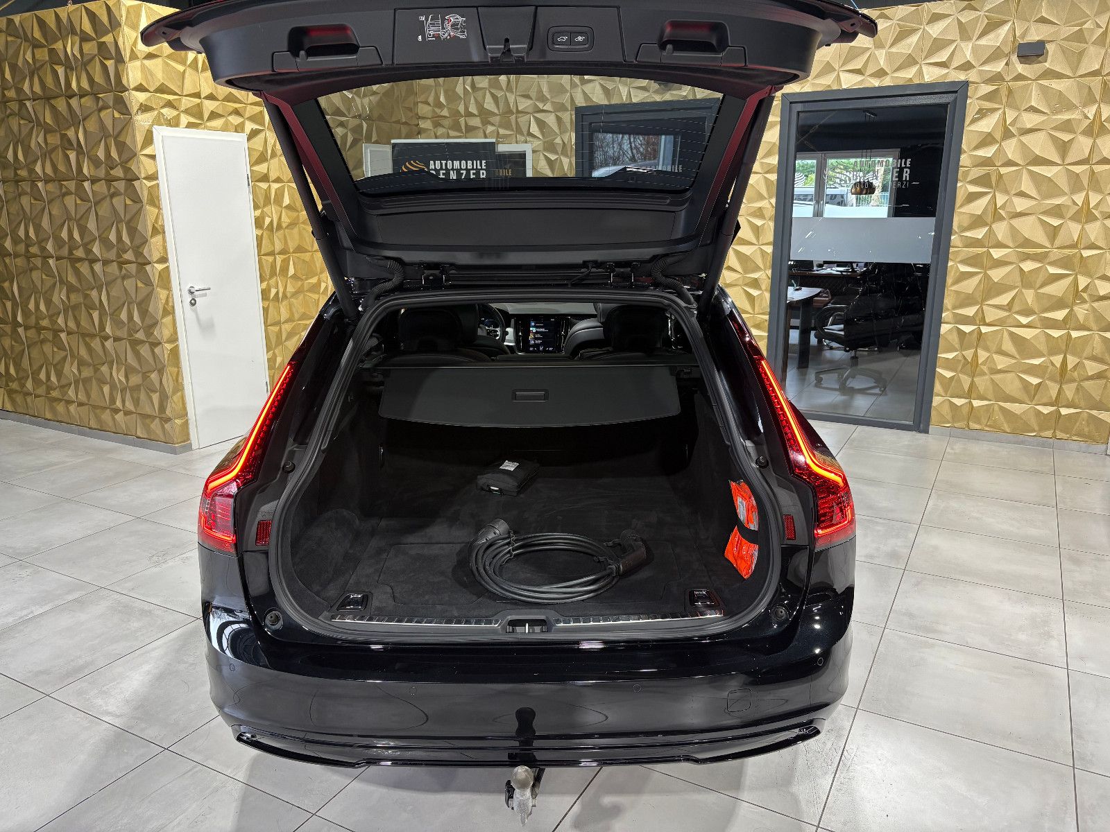 Fahrzeugabbildung Volvo V90 Kombi R Design Recharge Plug-In Hybrid AWD/