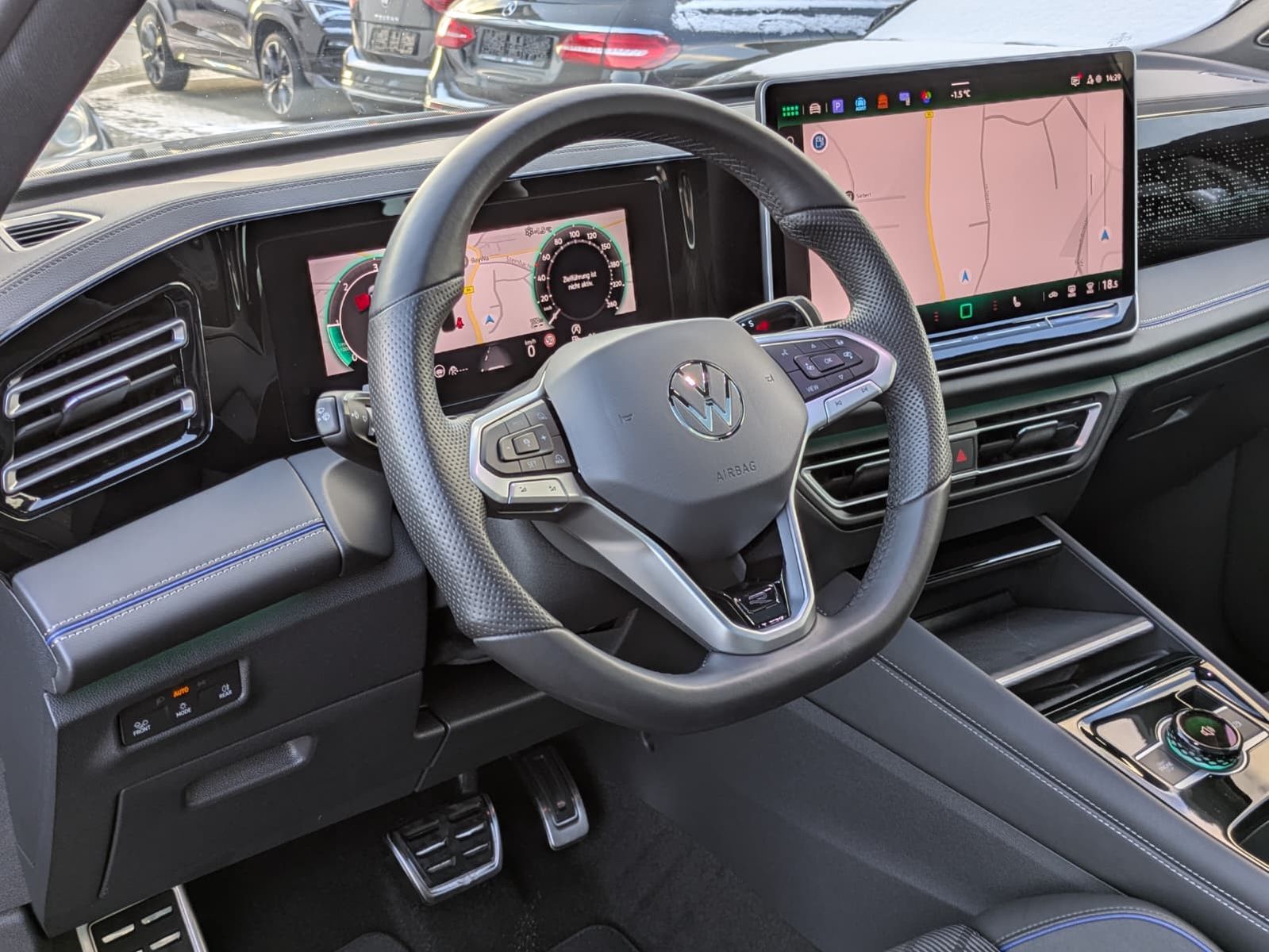 Fahrzeugabbildung Volkswagen Tiguan 2.0 TDI R-Line 4M Pano*Black*Matrix*AHK