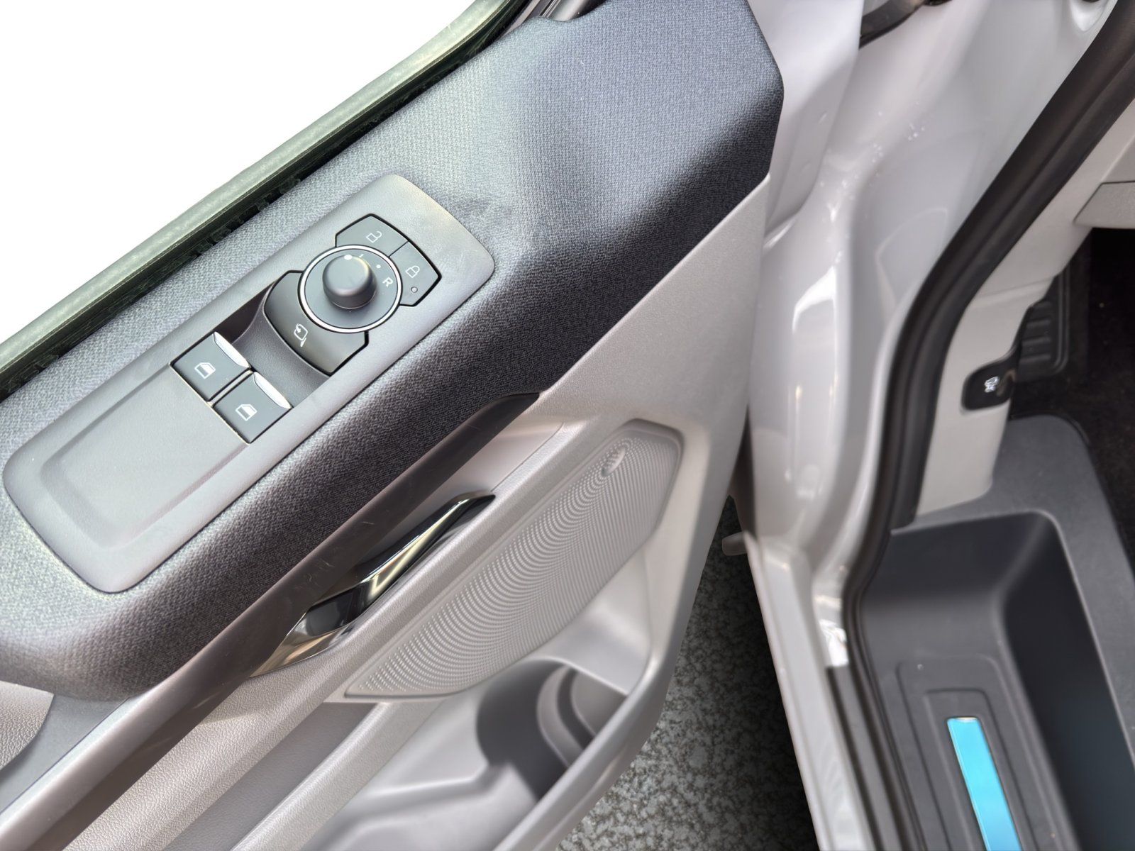 Fahrzeugabbildung Ford Tourneo Custom 320 L2 Tourneo Titanium FWD