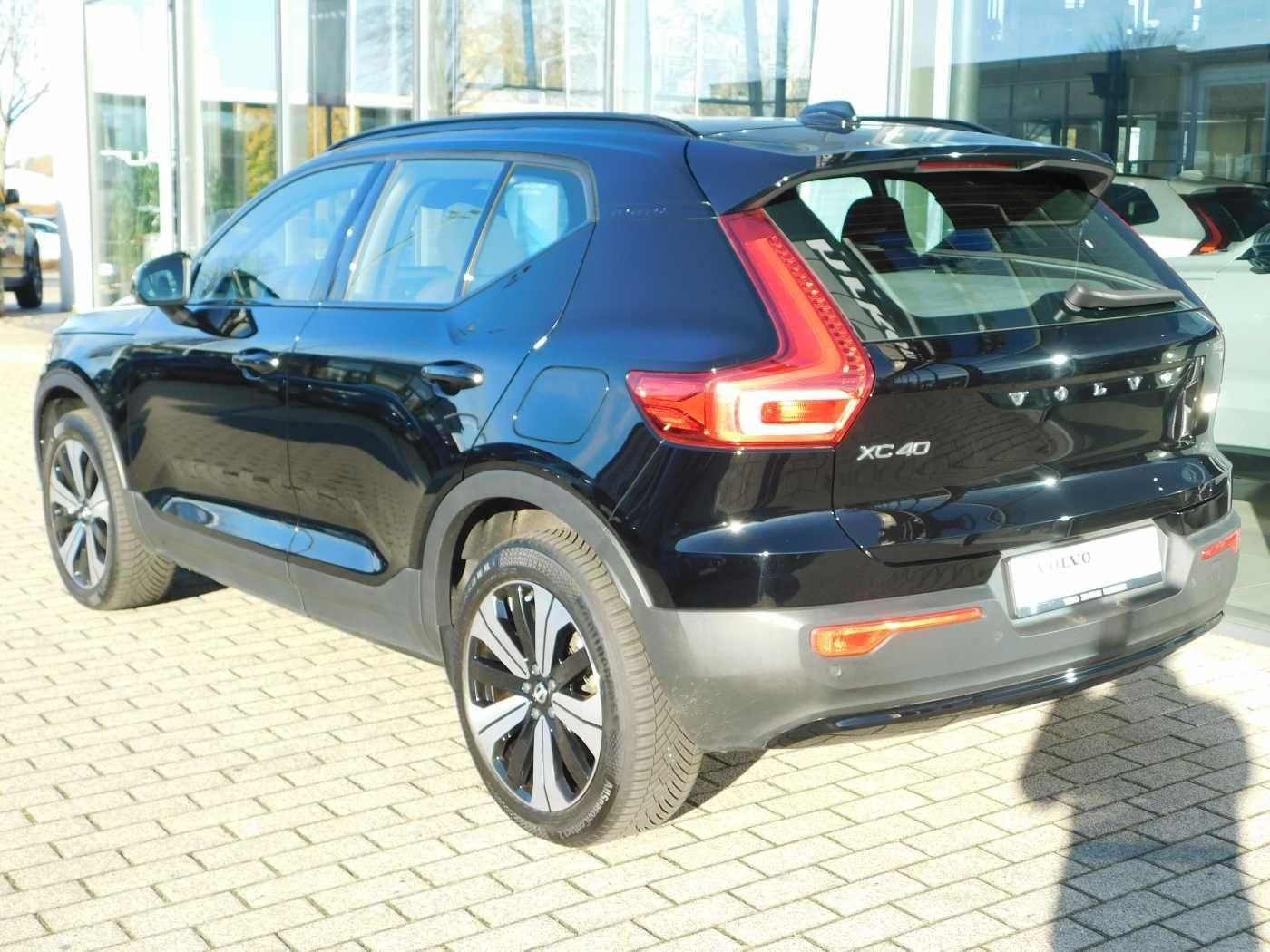 Fahrzeugabbildung Volvo XC40 Recharge Twin Motor AWD Plus 'AHK, GJR'