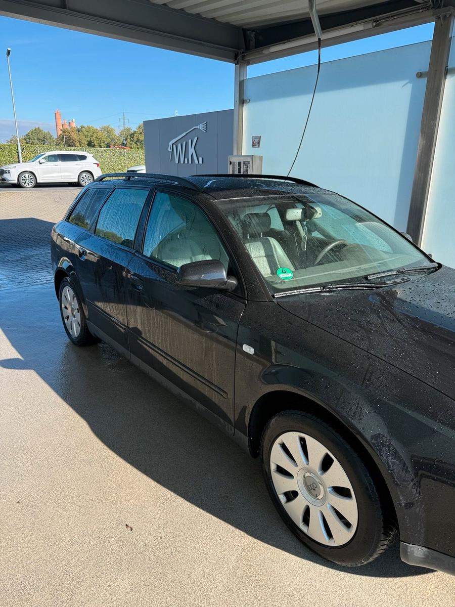 Audi A4 2004 — салон