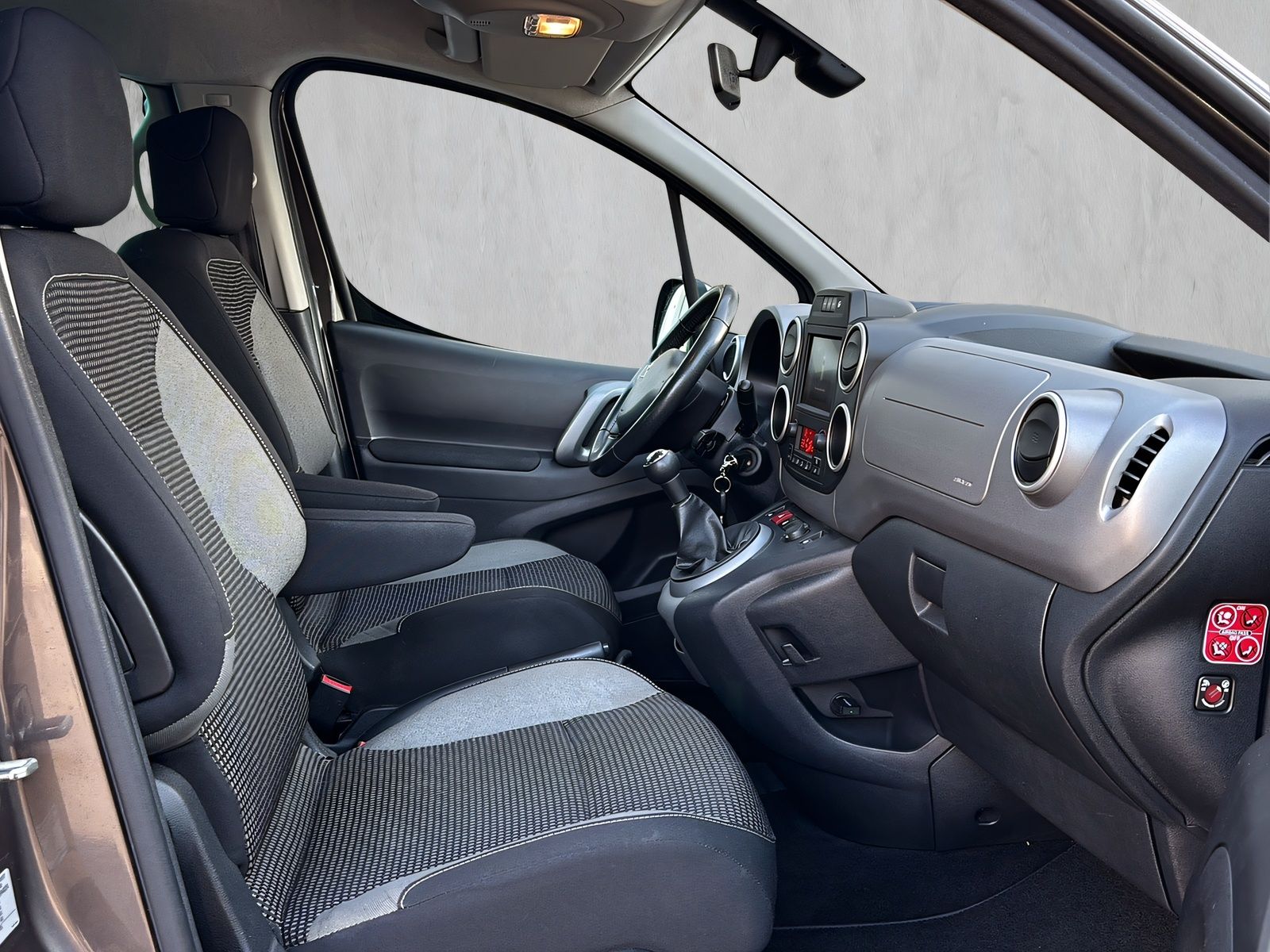 Fahrzeugabbildung Peugeot Partner Tepee Allure 1.2 Pure Tech Klimaaut.Temp