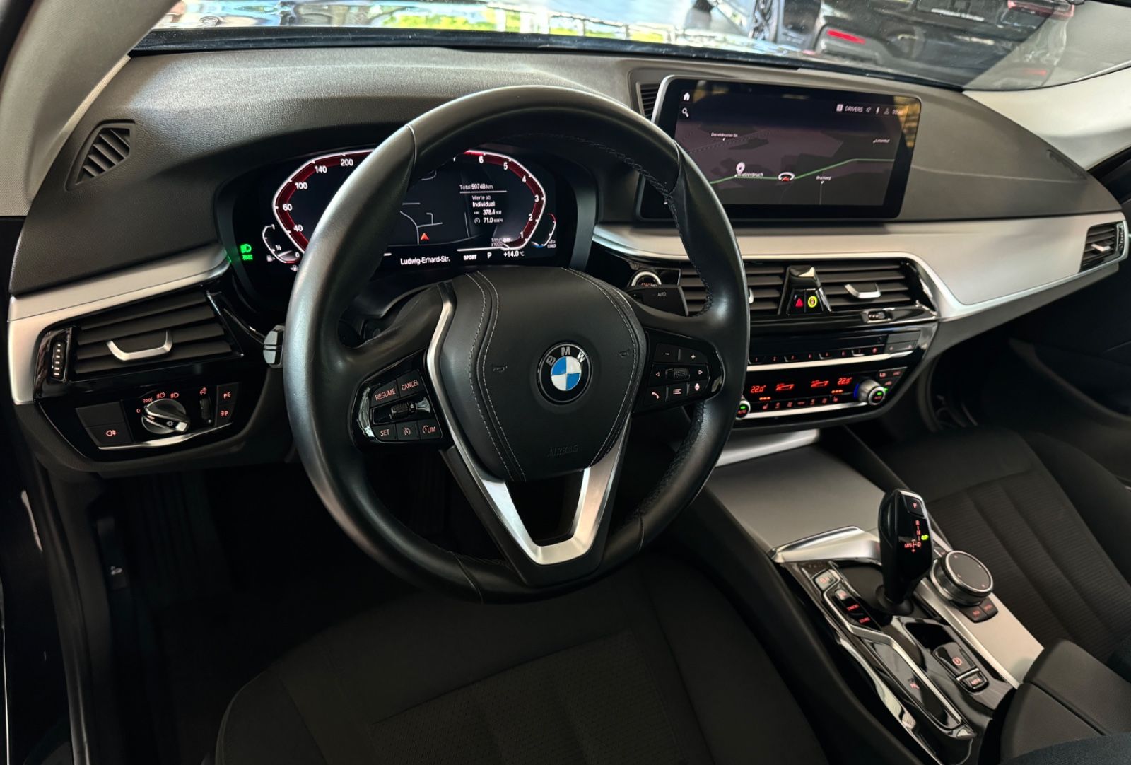 Fahrzeugabbildung BMW 530i Kamera DAB WLAN Fernlichtassist Alarm AHK