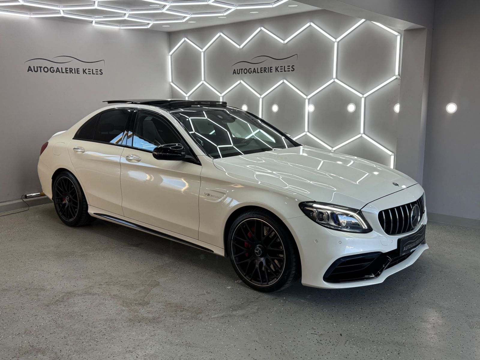MERCEDES-BENZ C63 AMG CARBON*PANO*HUD*SCHALENSITZE
