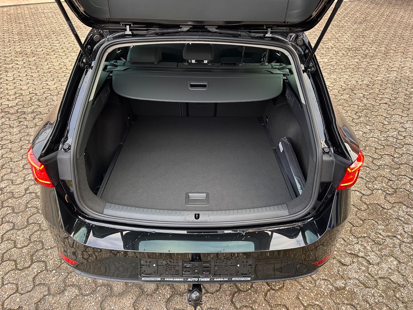 Fahrzeugabbildung SEAT Leon ST 1.5 eTSI Style DSG AHK/ACC/LED/SHZG/PDC