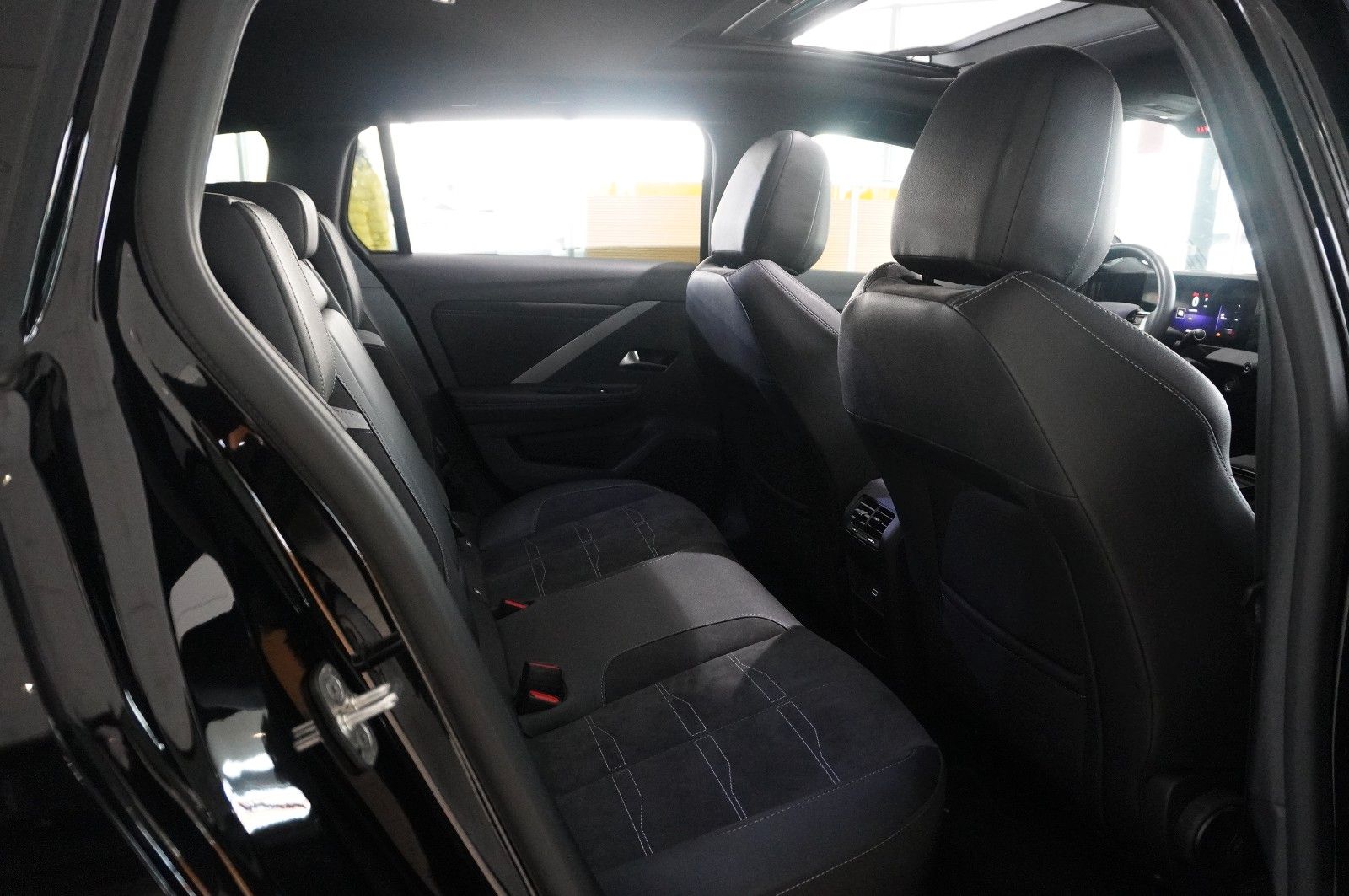 Fahrzeugabbildung Opel Astra L ST 1.2T ULTIMATE NAVI/LED/360°/PANO/DAB+