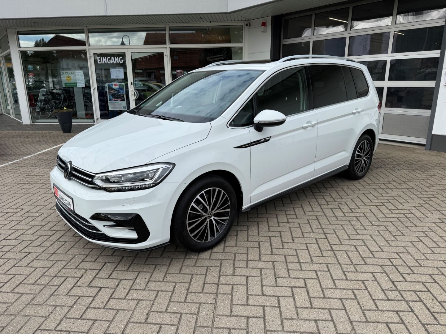 Fahrzeugabbildung Volkswagen Touran Highline BMT Sportpaket AHK Pano Navi LED
