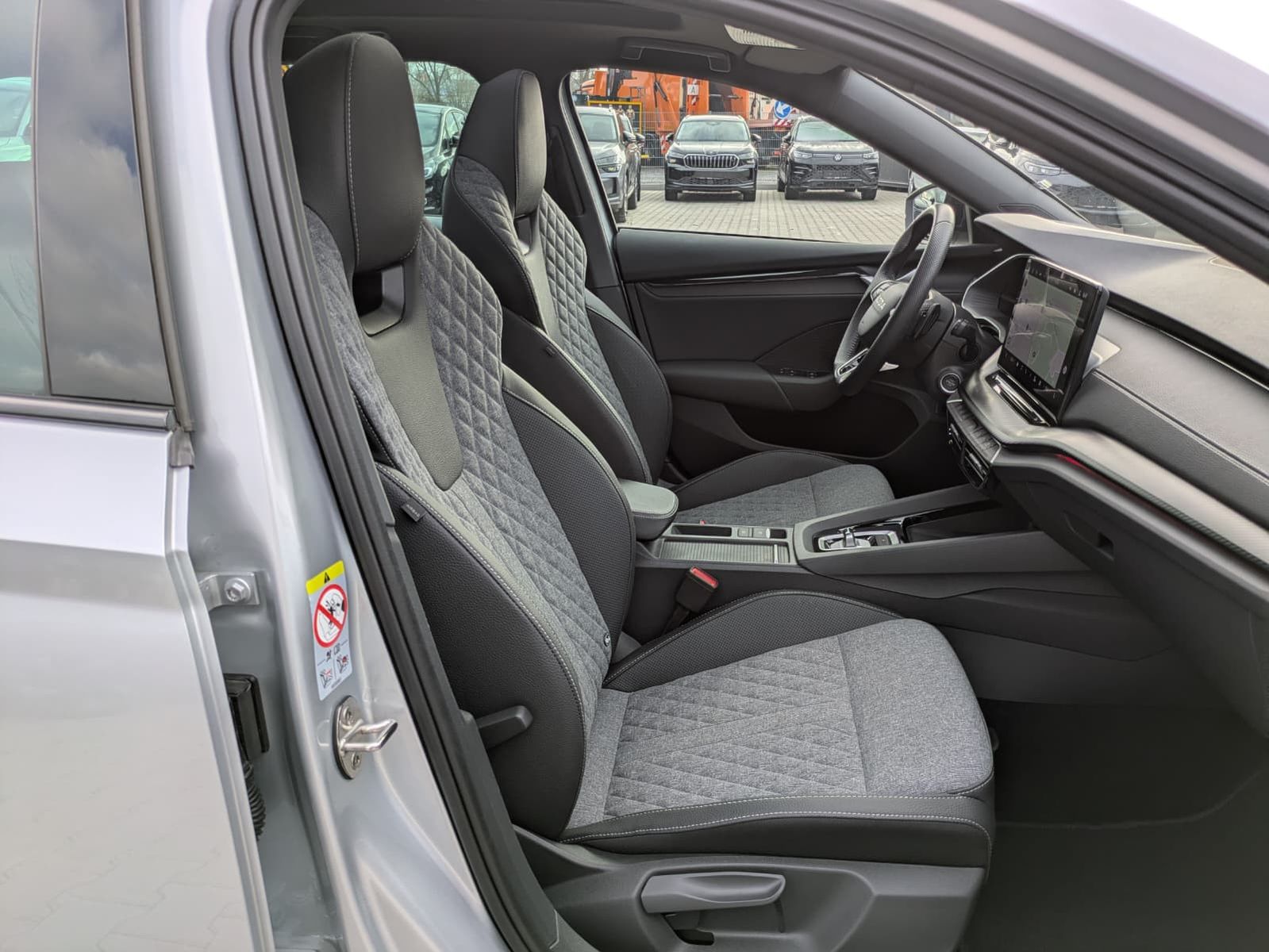 Fahrzeugabbildung SKODA Octavia 1.5 DSG Sportline PANO*MATRIX*AHK*5J.GAR